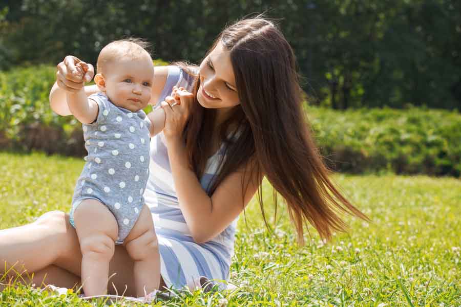 Ребенок встает на ножки