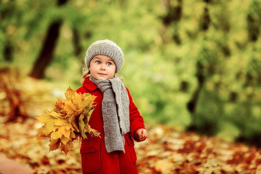 Девочка гуляет осенью