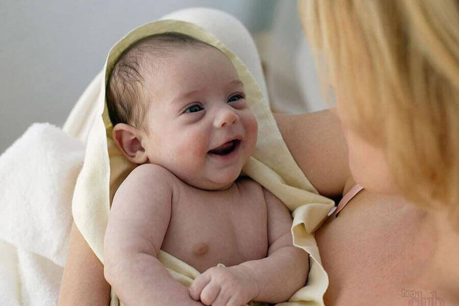 Как держать новорожденного?