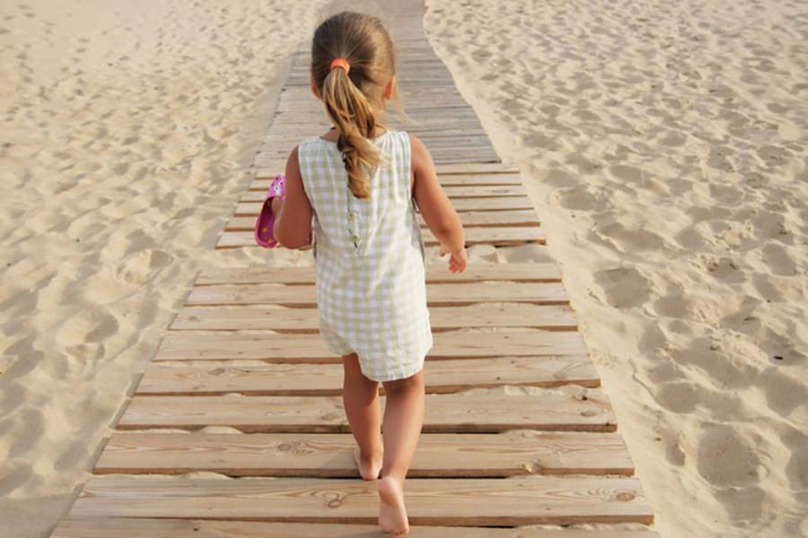 Ребенок ходит босиком