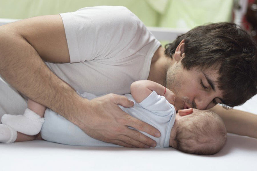 Новорожденный ребенок спит с папой