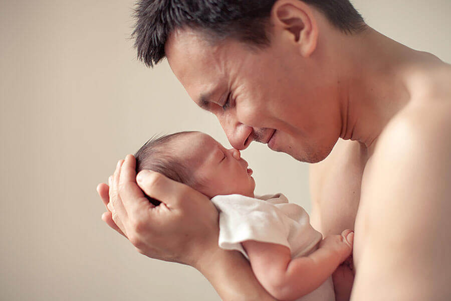 Отец и новорожденный ребенок