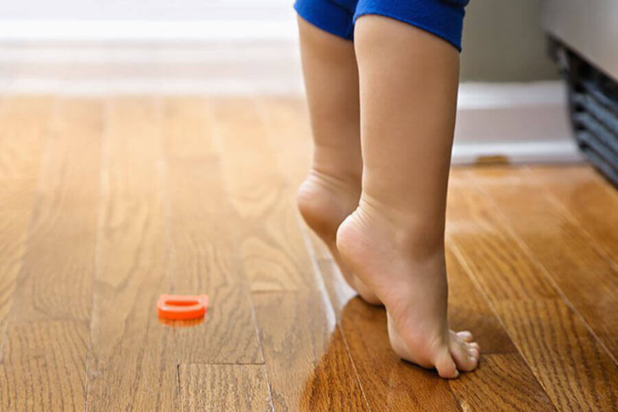 Ребенок ходит босиком дома