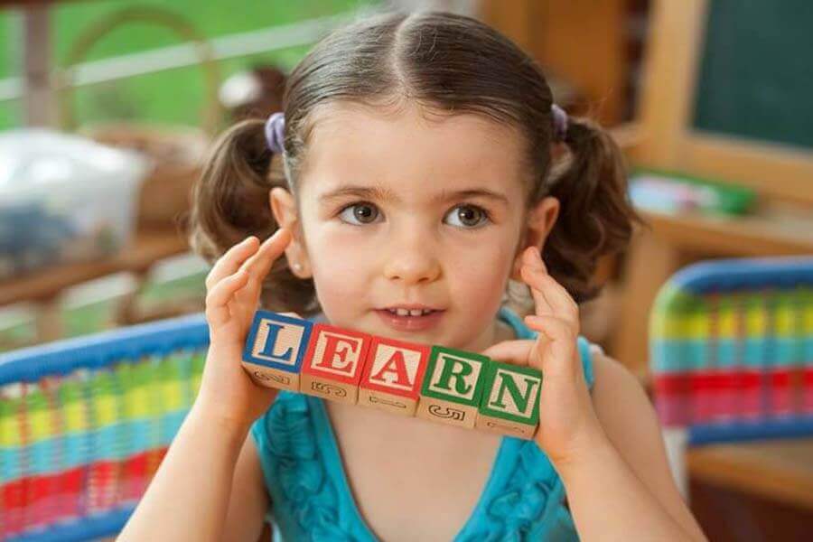 Ребенок учит иностранный язык