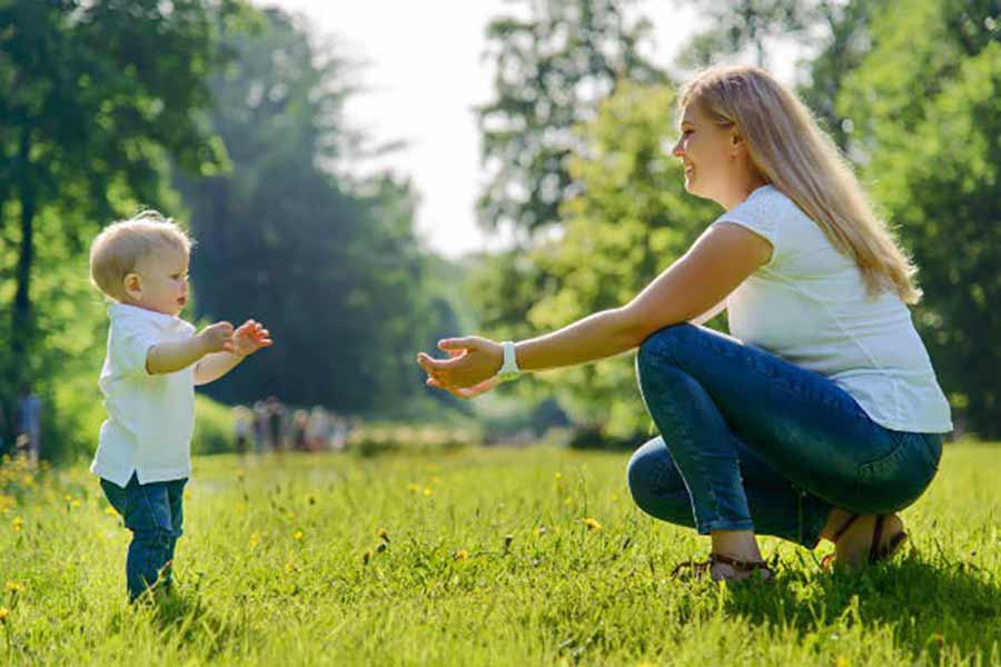 Ребенок учится ходить